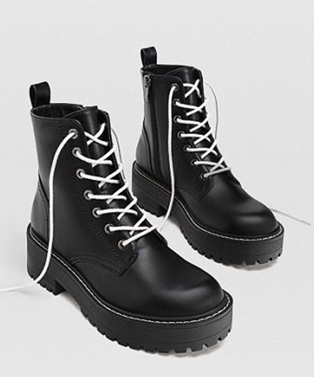 Черные ботинки с белыми шнурками