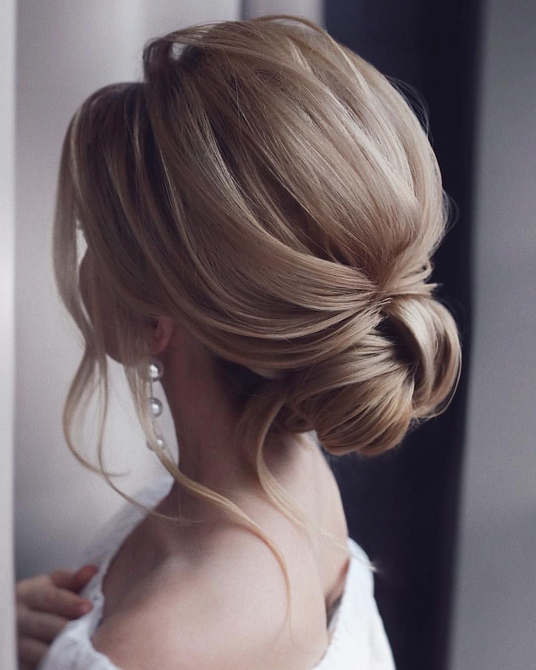Прическа messy bun