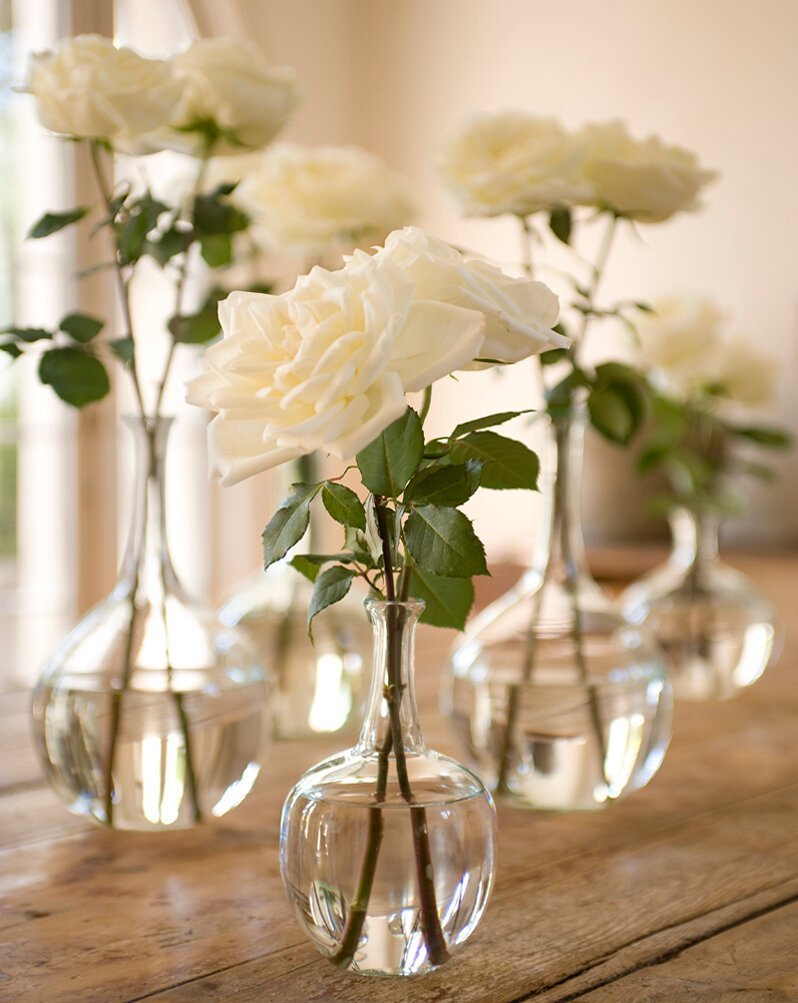 Белые розы в стеклянной вазе