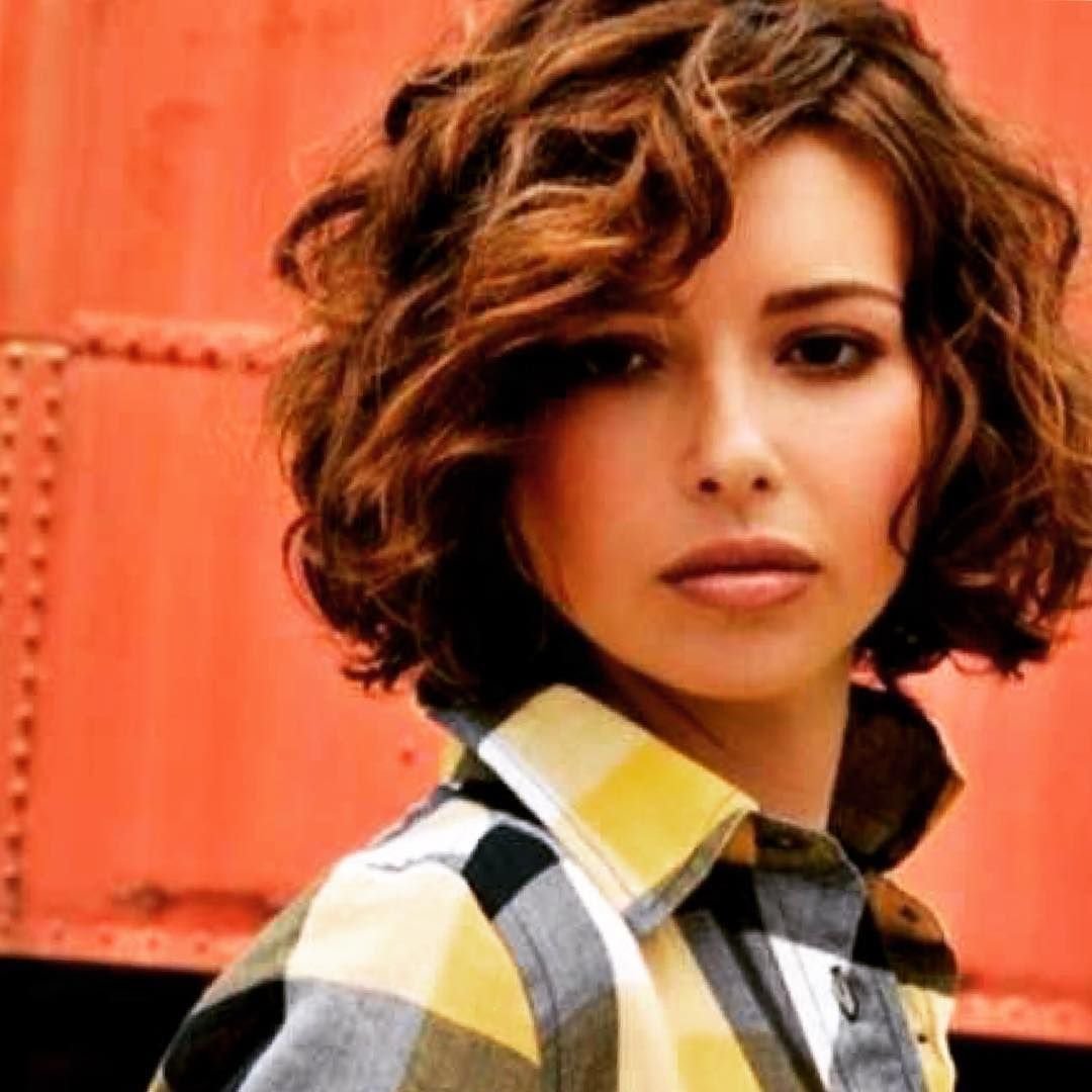 Curly Bob модель