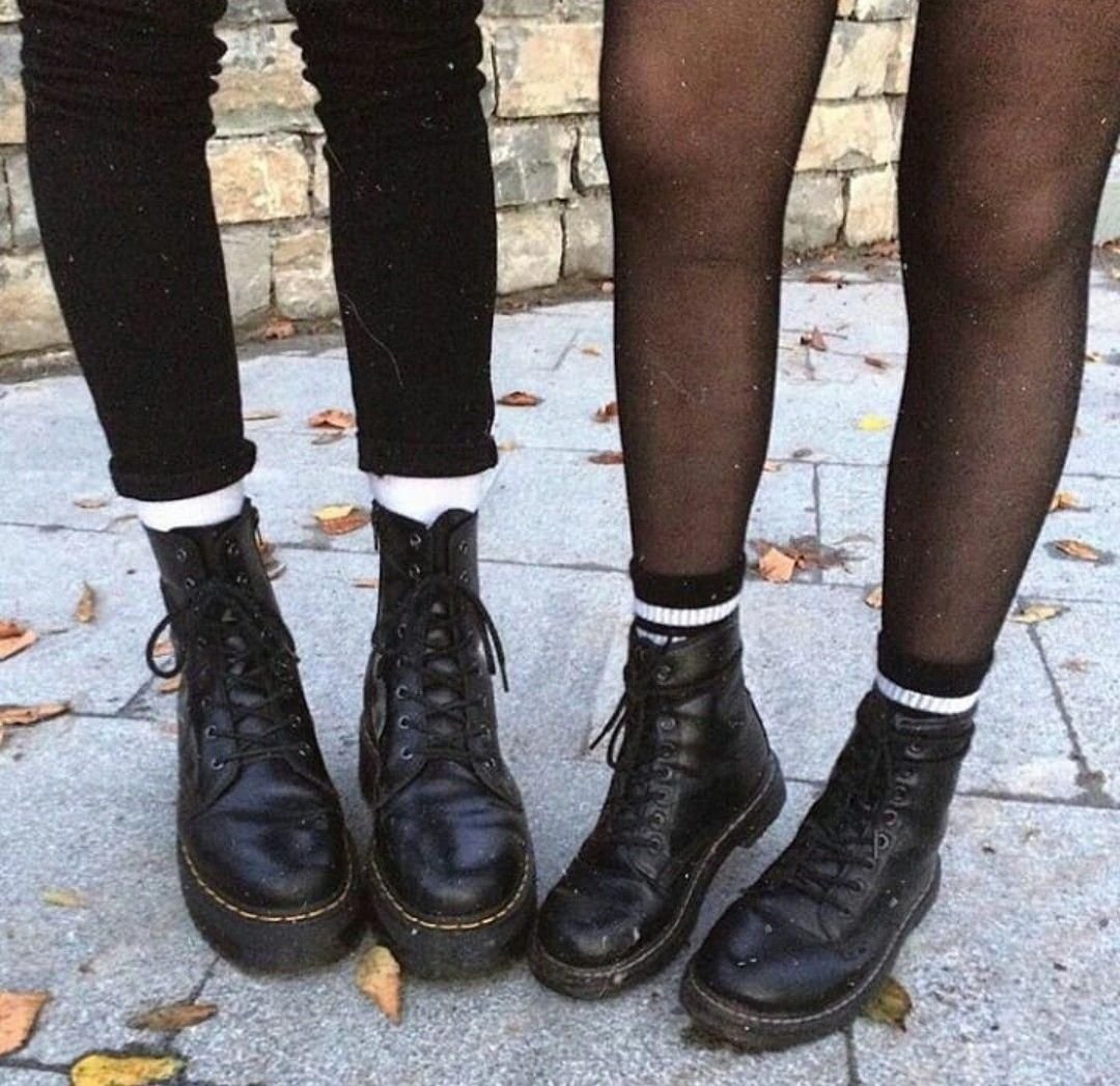 Черные ботинки с белыми носками
