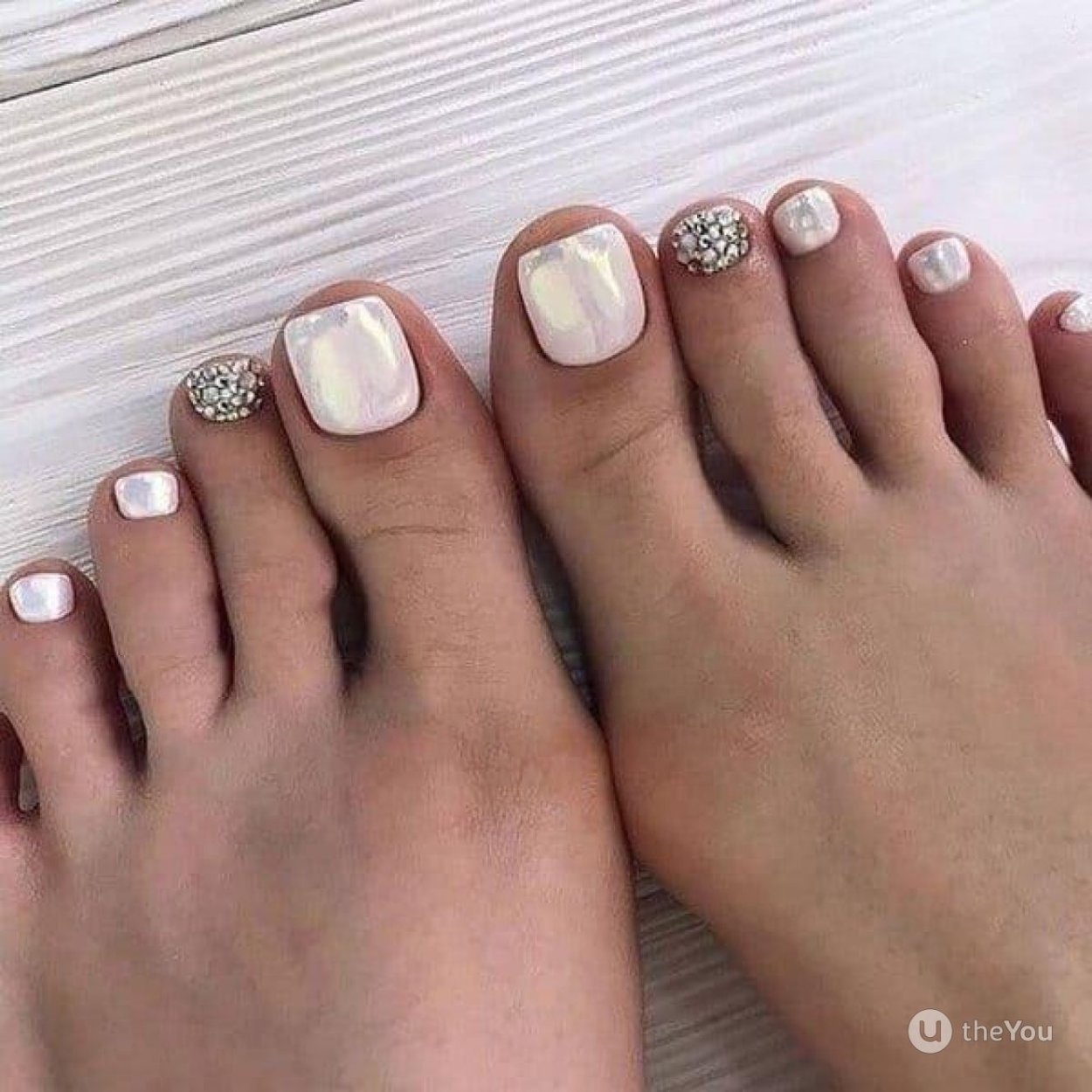 Белый педикюр с блестками на ногах