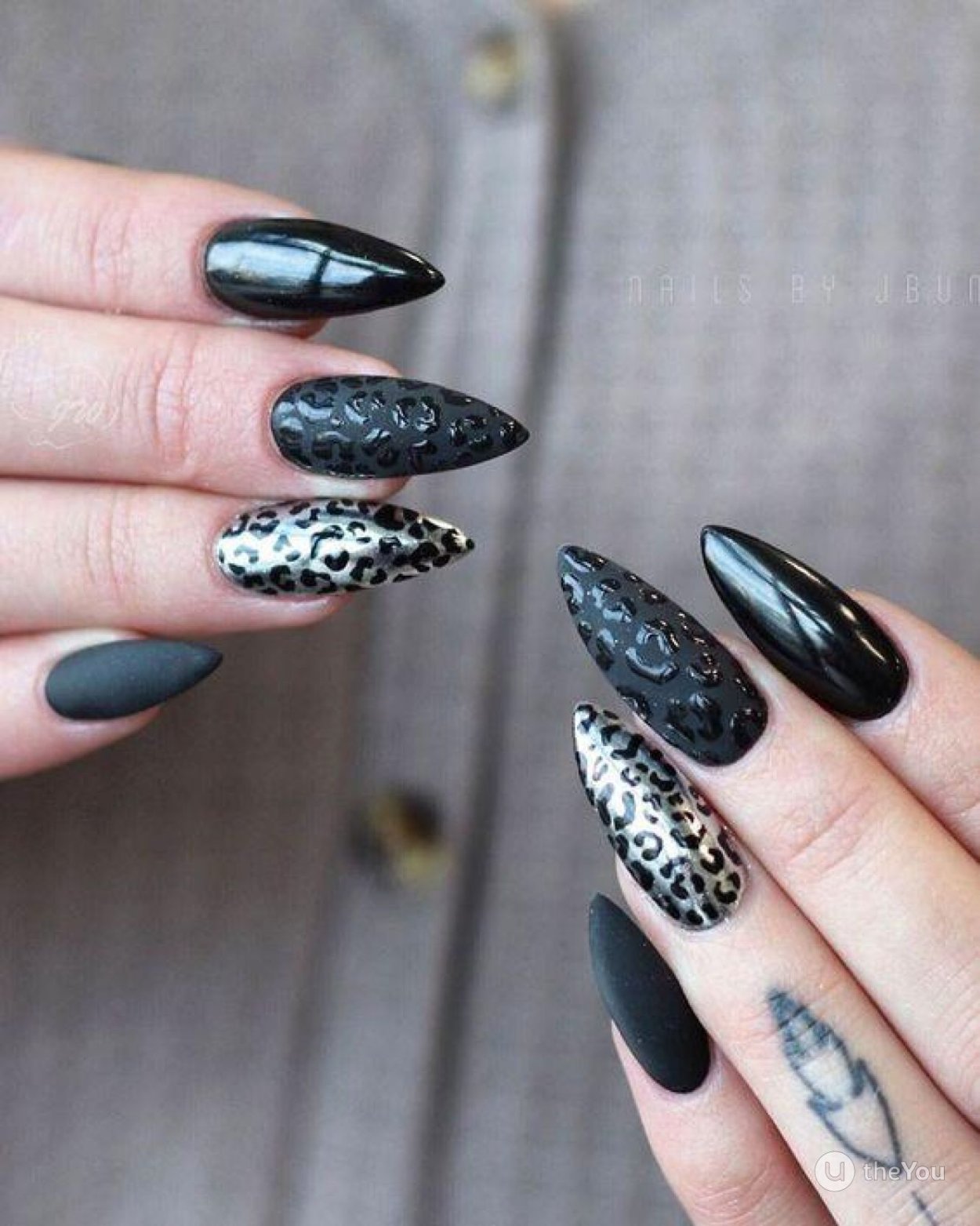Дизайн ногтей миндаль черный с серебром