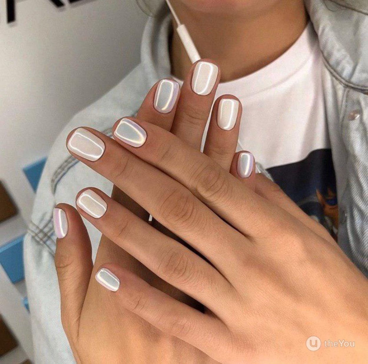 Белый маникюр втирка на короткие ногти