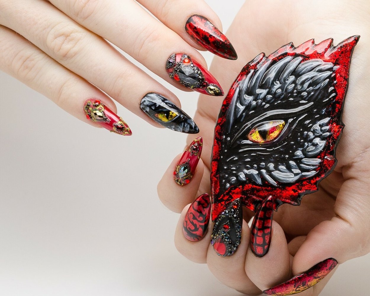 Дизайн ногтей дракон