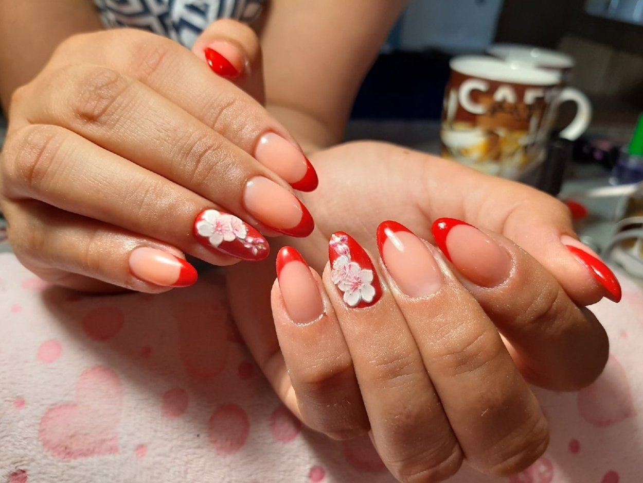 Коралловый маникюр френч на квадратных ногтях