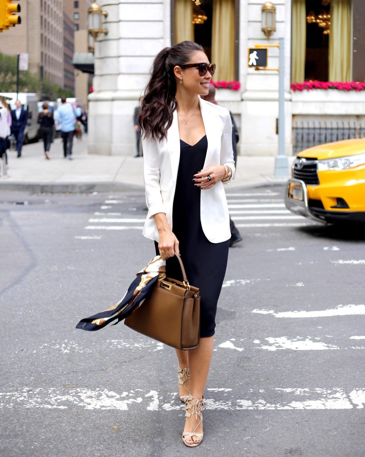 Черное платье комбинация с белым пиджаком