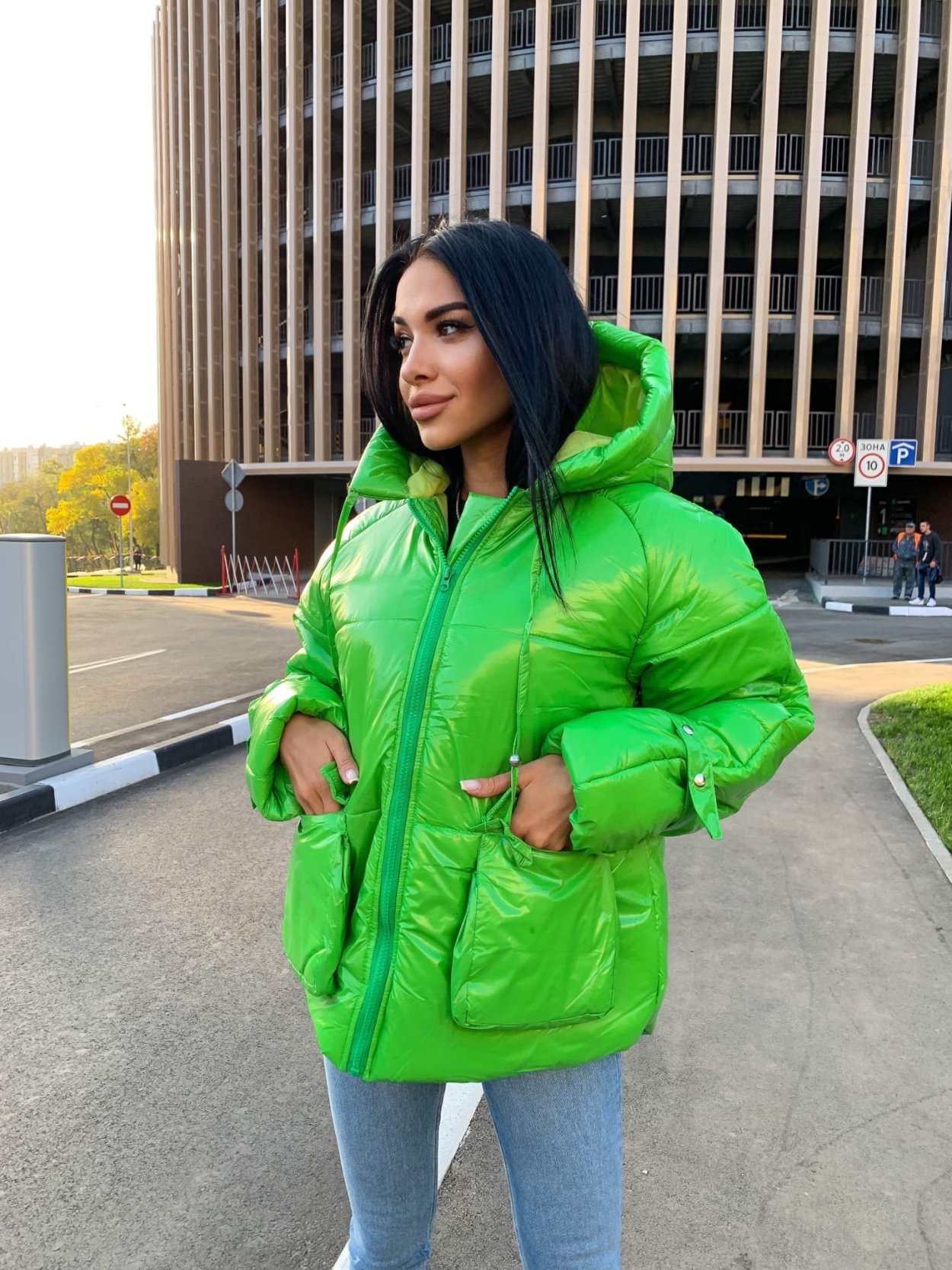 Ярко зеленая куртка