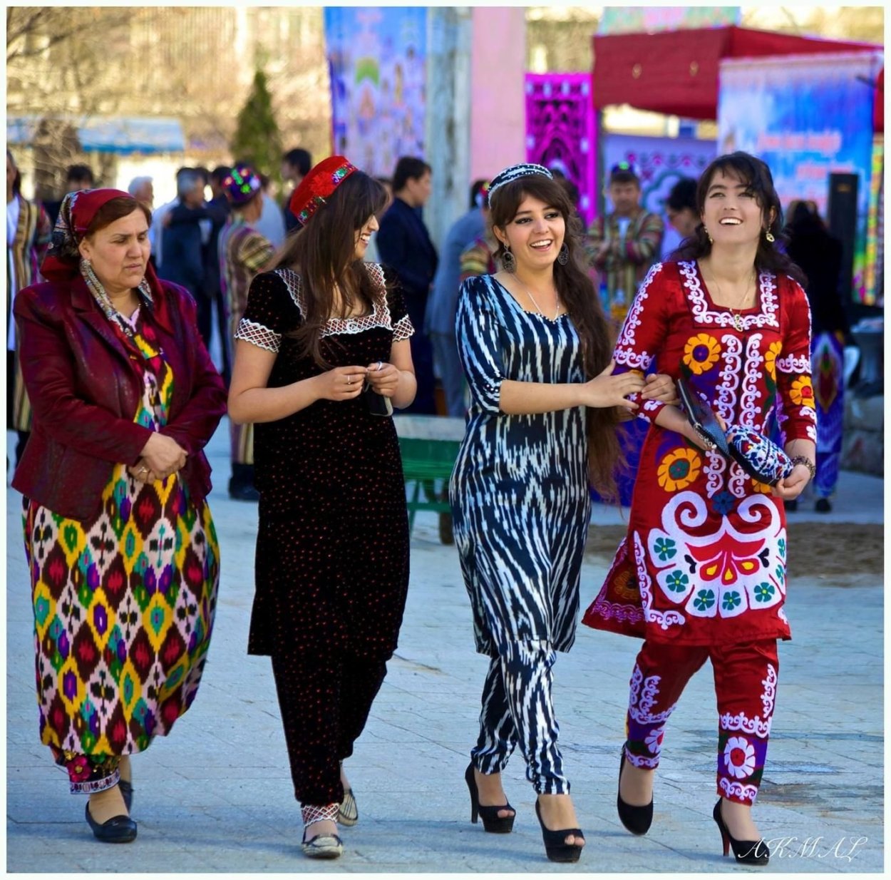 Включи таджик. Куртахои атлас точики фасон 2020 атлас. Куртахои точики фасон 2022. Таджикское национальное платье чакан. Куртахои точики фасон 2020.
