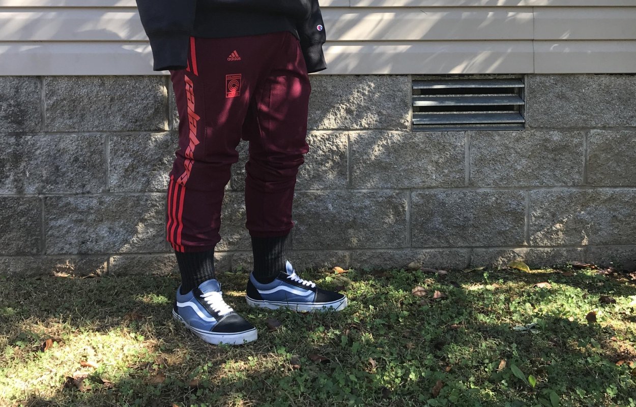 XXXTENTACION В штанах адидас