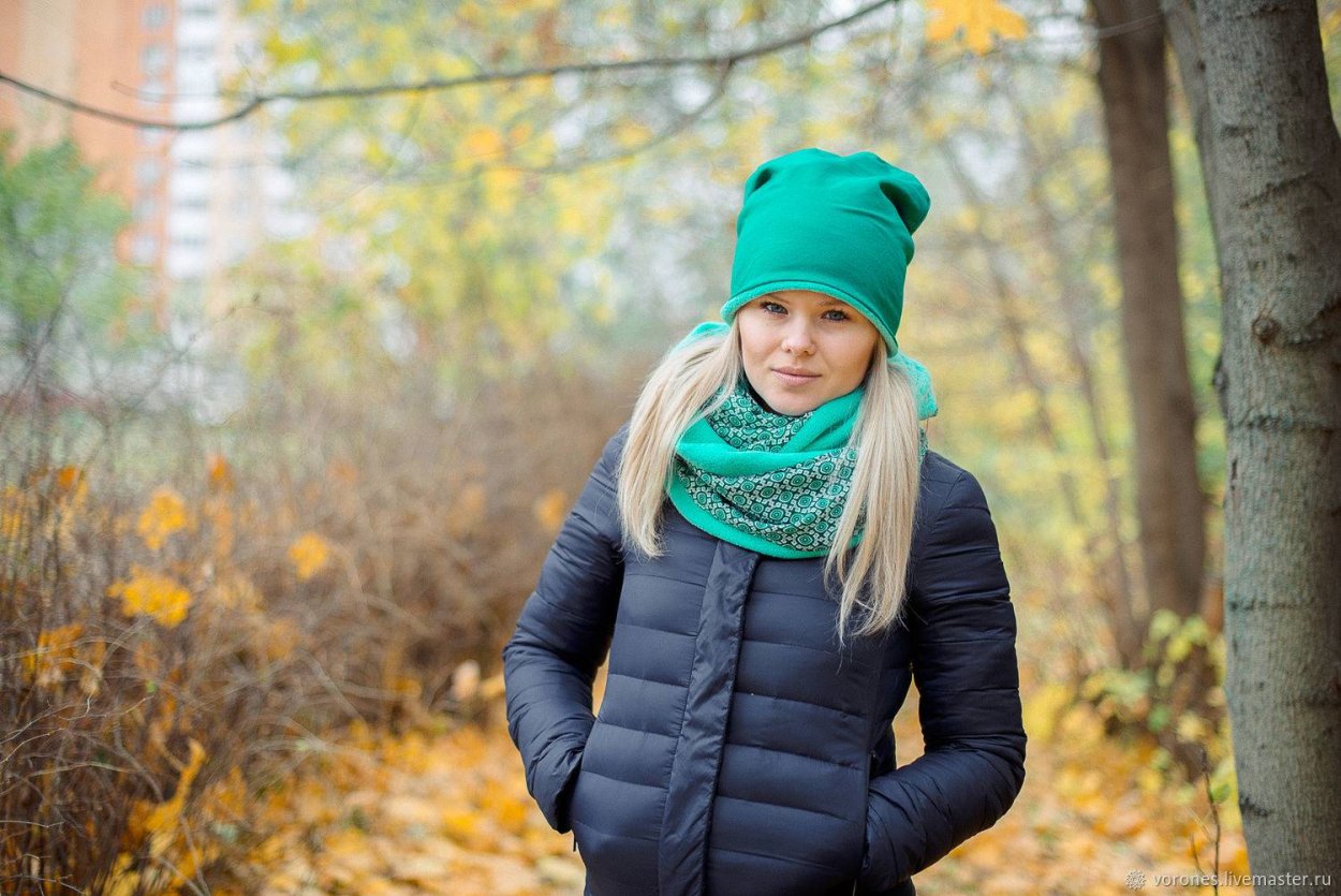 Шапка к синей куртке женской