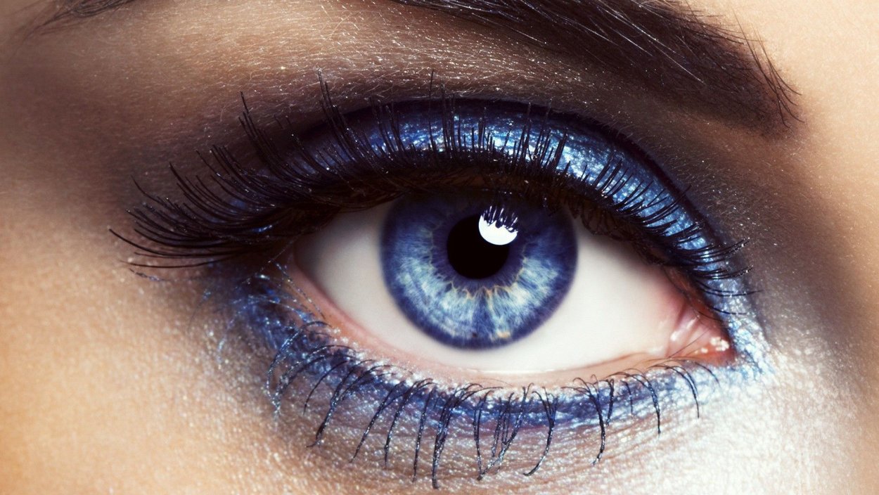 Красивые синие глаза