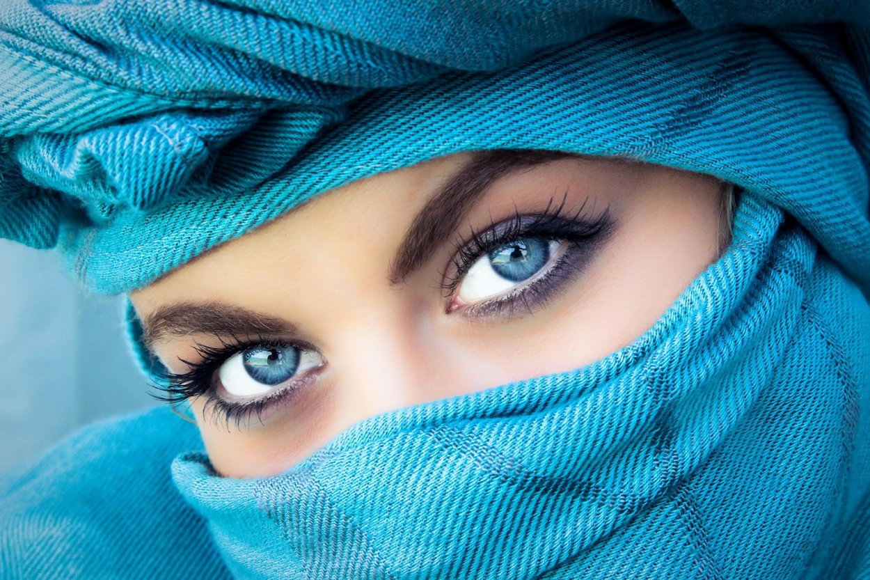 Девушка с синим глазом