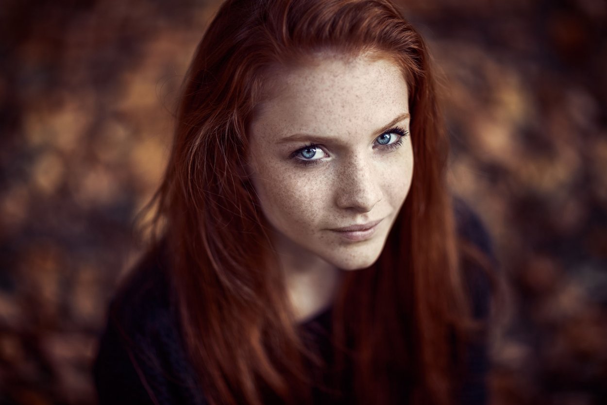Рыжая девочка с голубыми глазами
