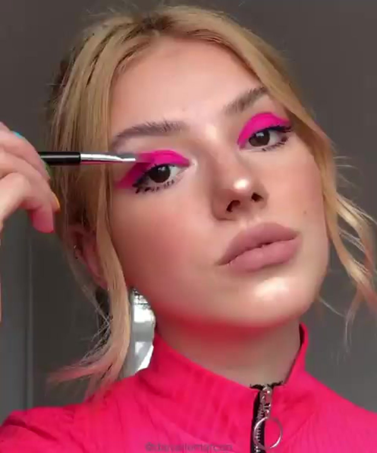 Яркий розовый макияж