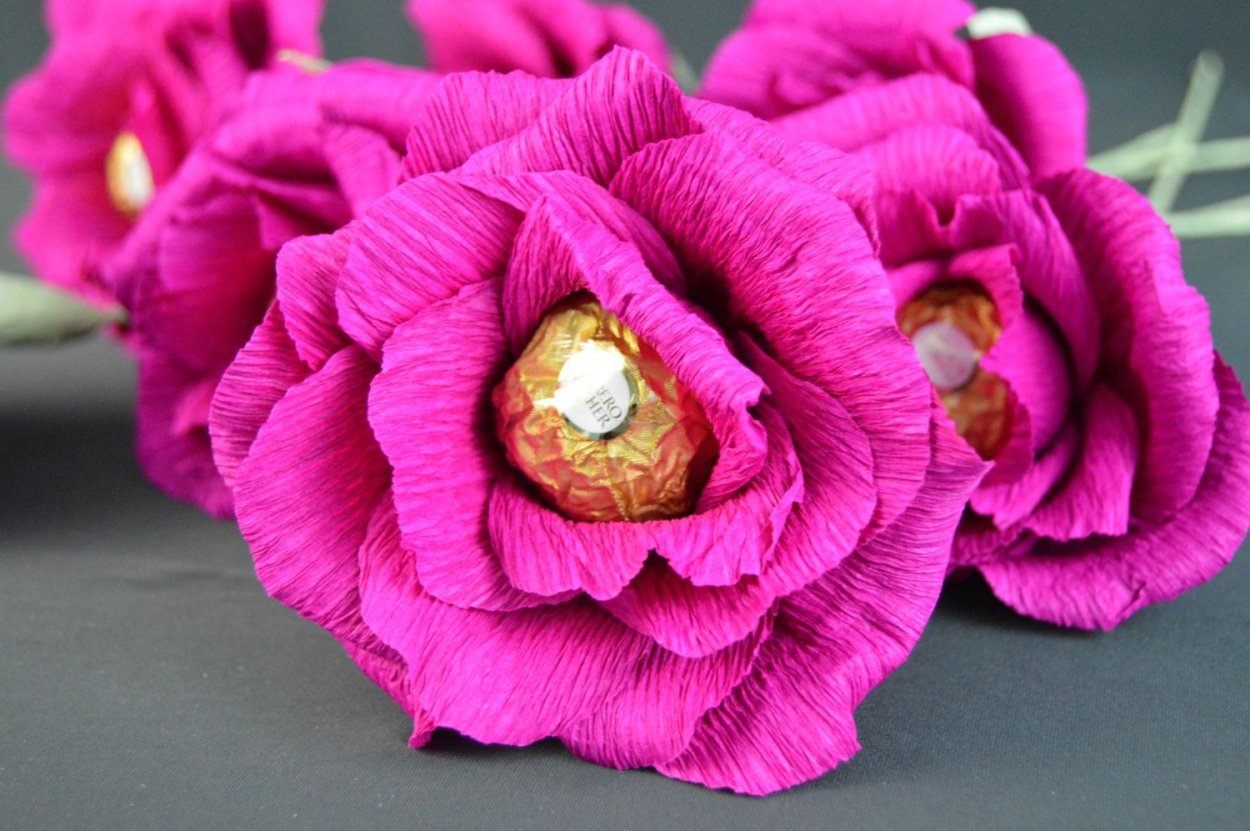 Цветок из гофрированной бумаги с конфетой