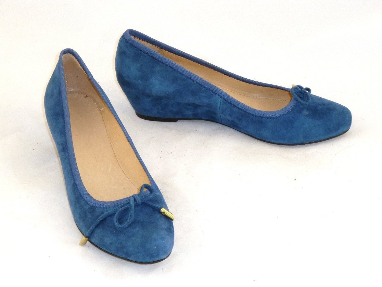Туфли женские голубые на низком каблуке