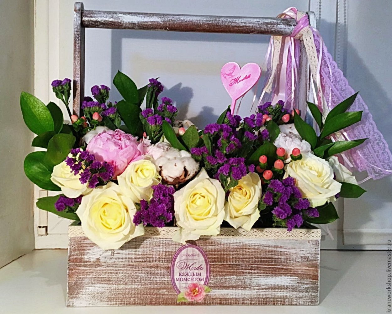Композиция из искусственных цветов в коробке
