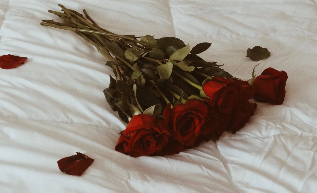 Розы на кровати