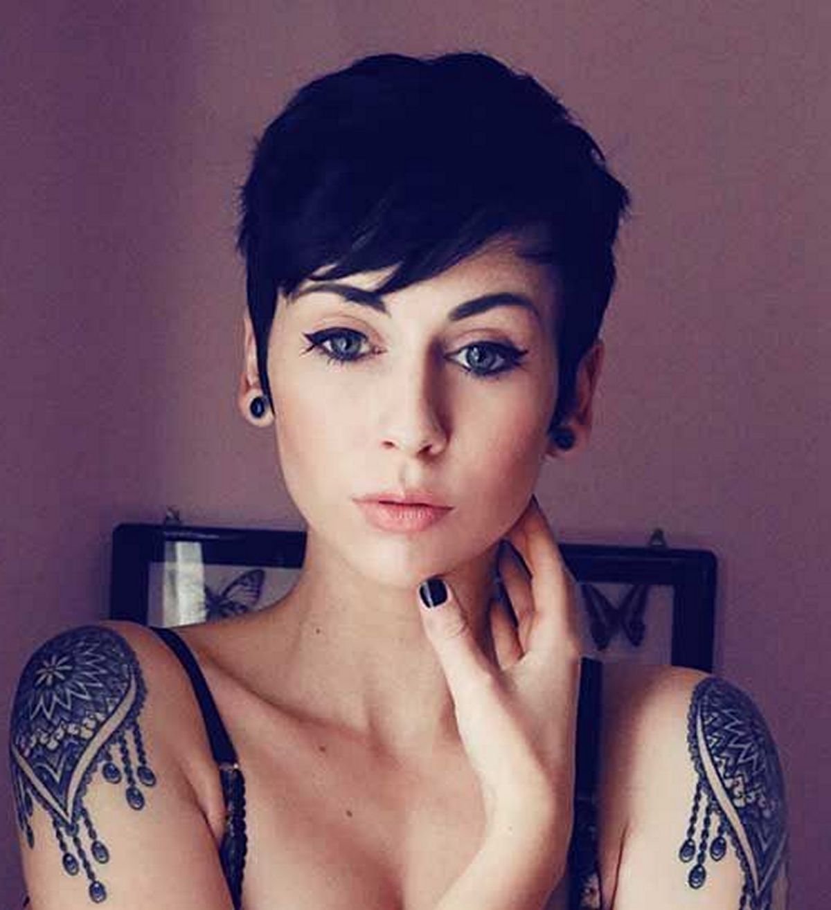 Стрижка пикси с короткой челкой. Стрижки Pixie Cut короткие с челкой. Стрижка Пикси с челкой на темные волосы. Пикси с челкой темные волосы. Стрижки на черные волосы с челкой короткие.