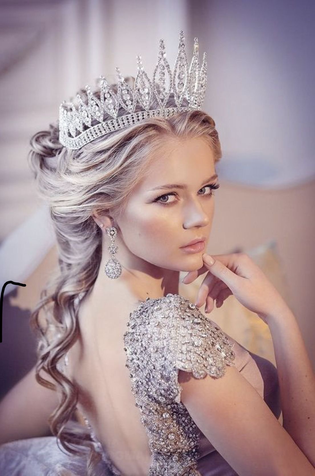 Красивые принцессы. Девушка в короне. Прически с короной. Блондинка с короной на голове. Красивая девушка в короне.