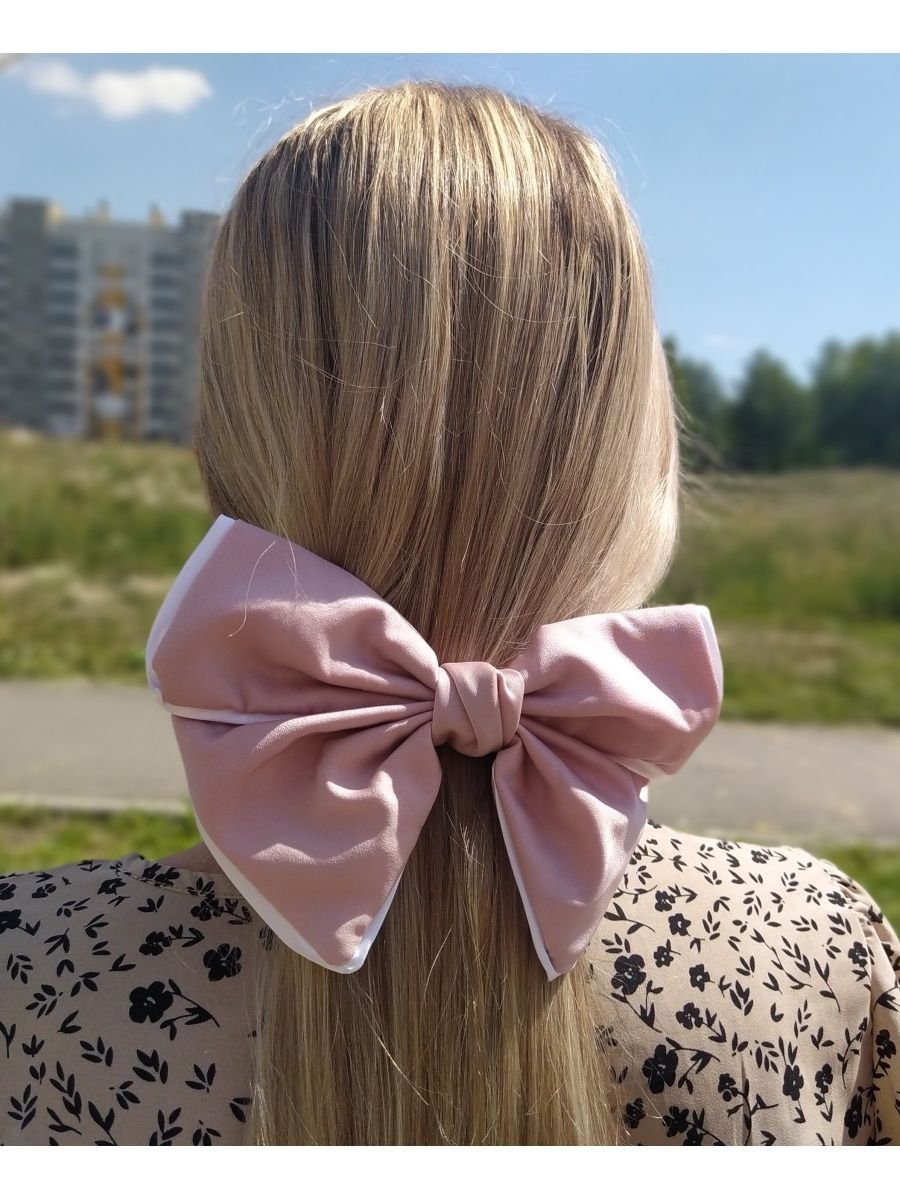 Девушка с бантом сзади