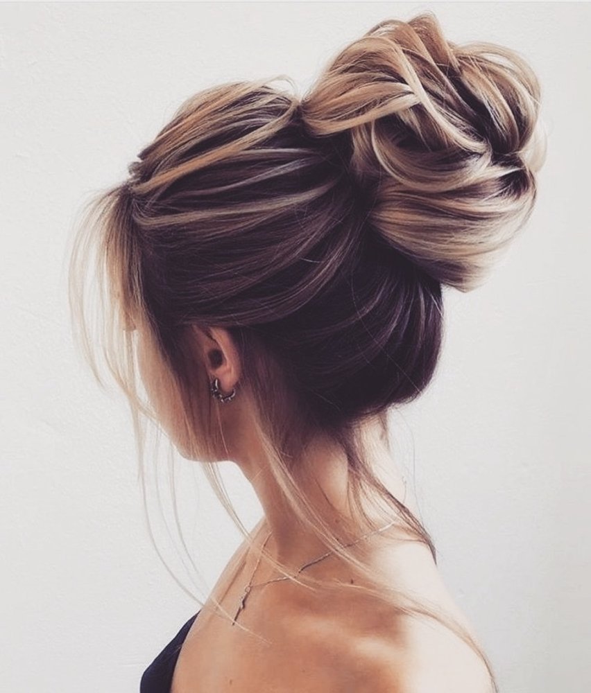 Прическа messy bun