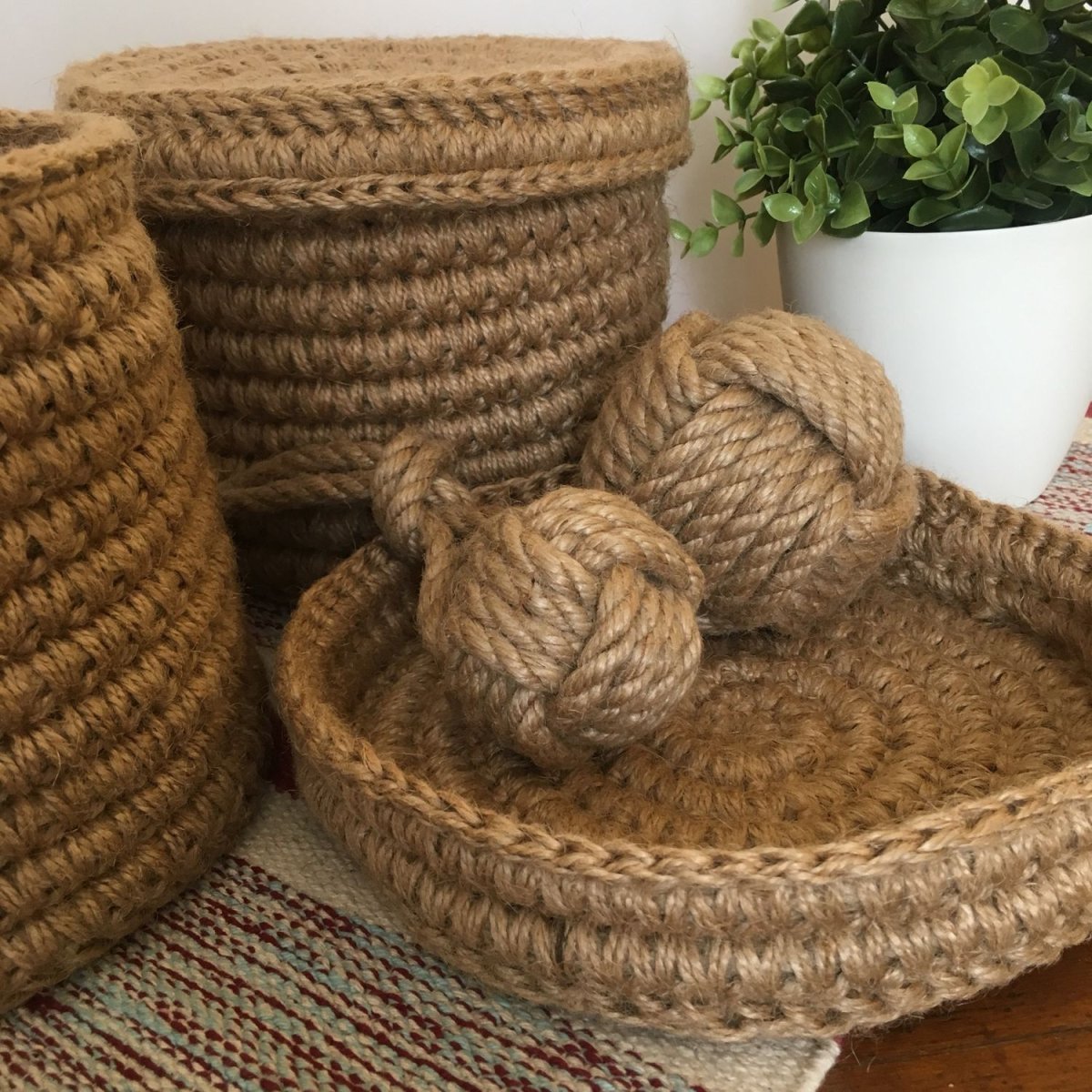 Вязаные корзины из шпагата