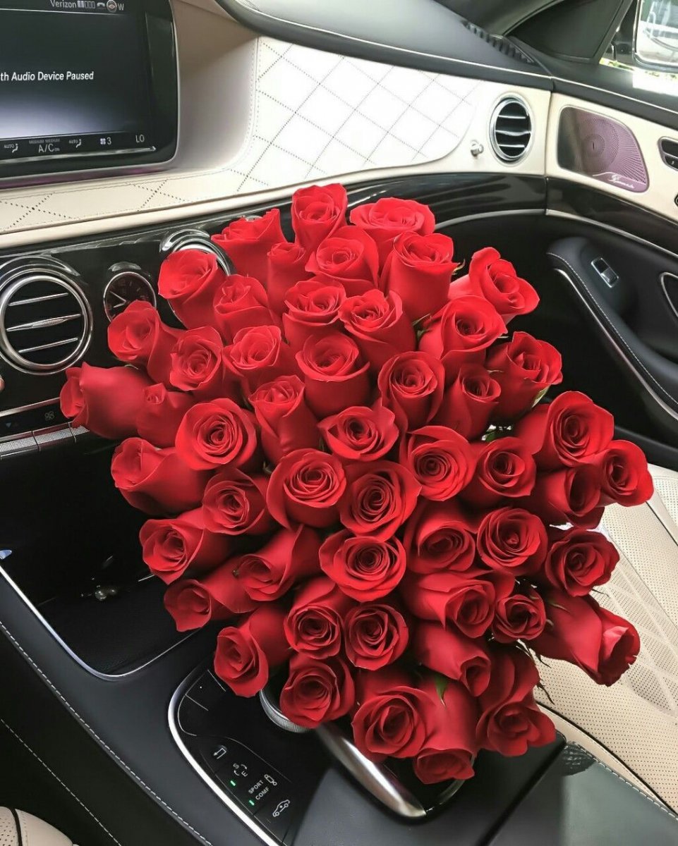 Букет роз в машине
