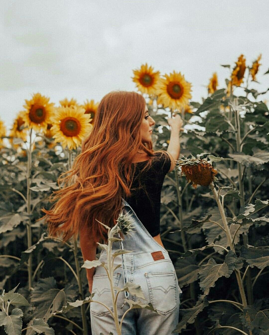 Рыжая девушка с цветами
