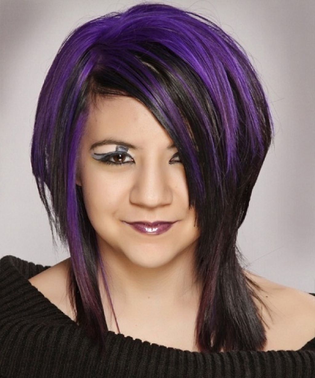 Фиолетовые пряди на средние волосы