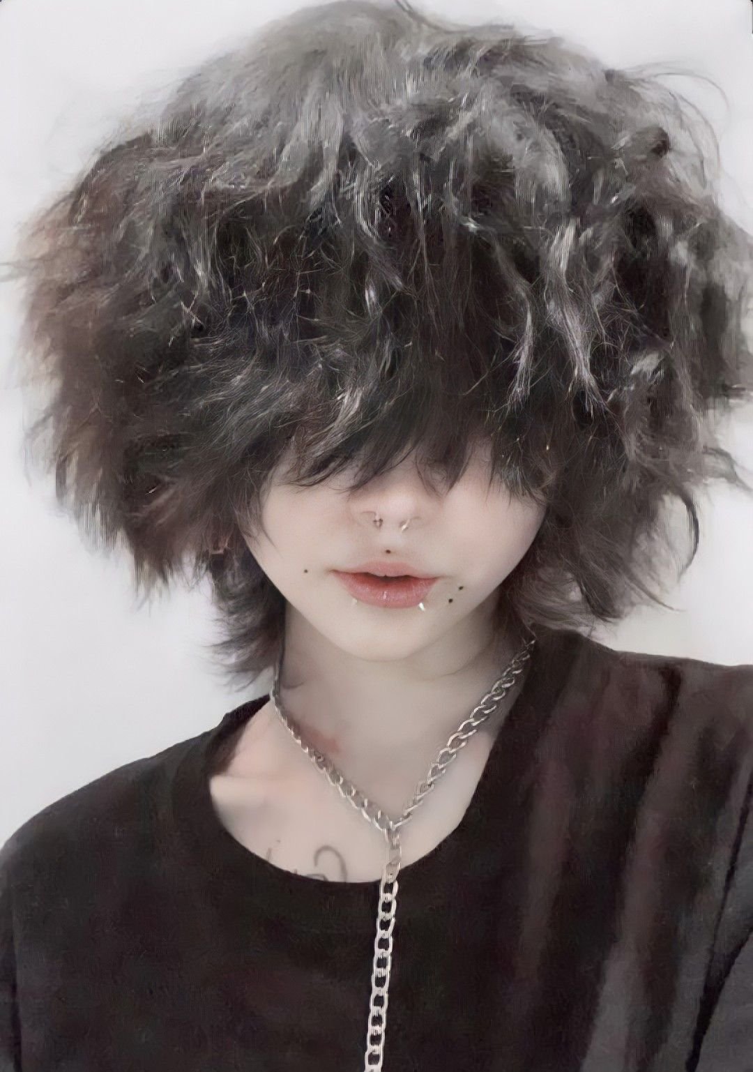 Стрижка emo с пушистыми волосами