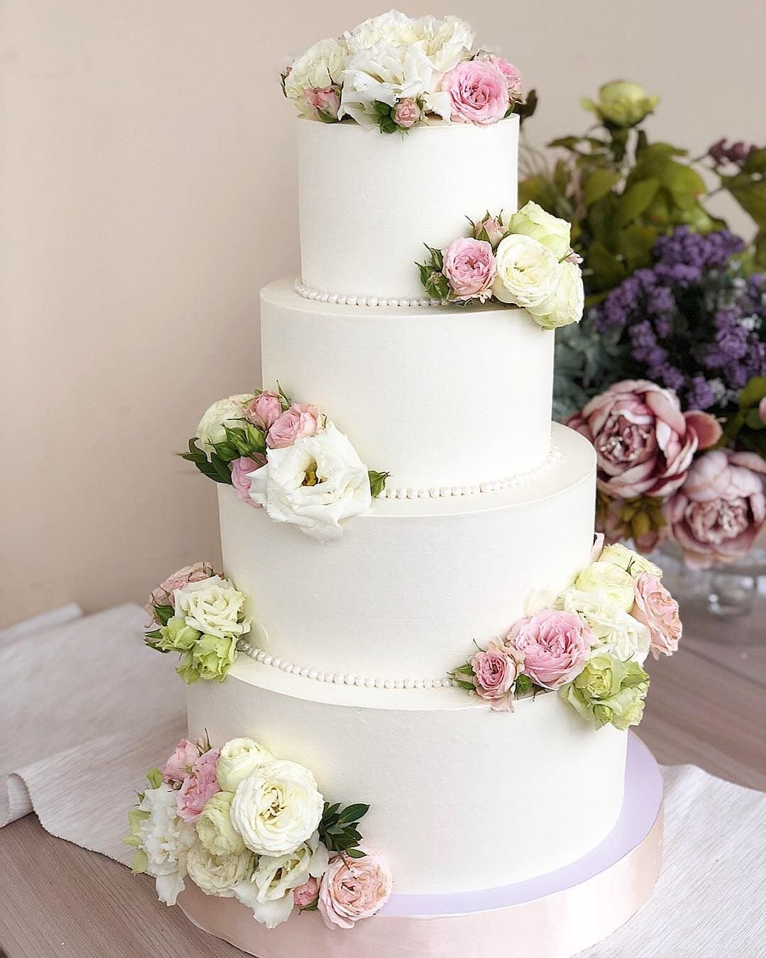 Свадебный трехъярусный торт с живыми цветами