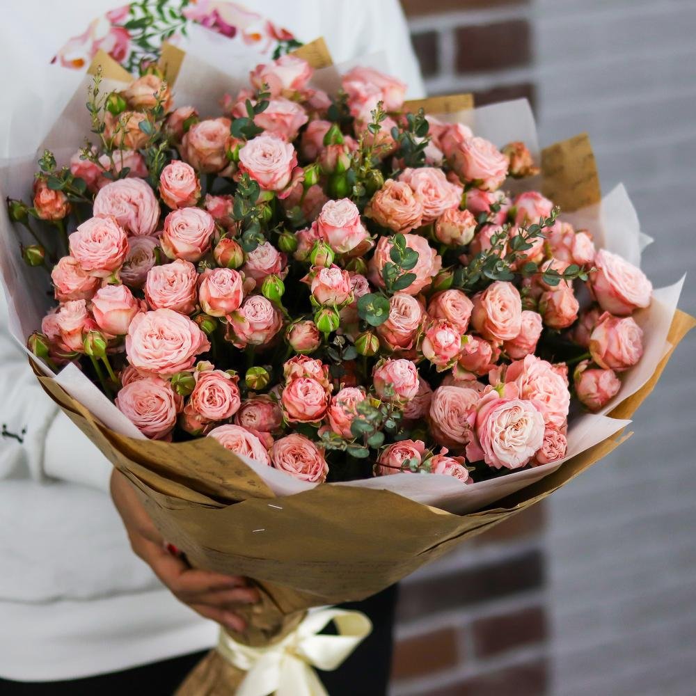 Букет из розовых кустовых роз
