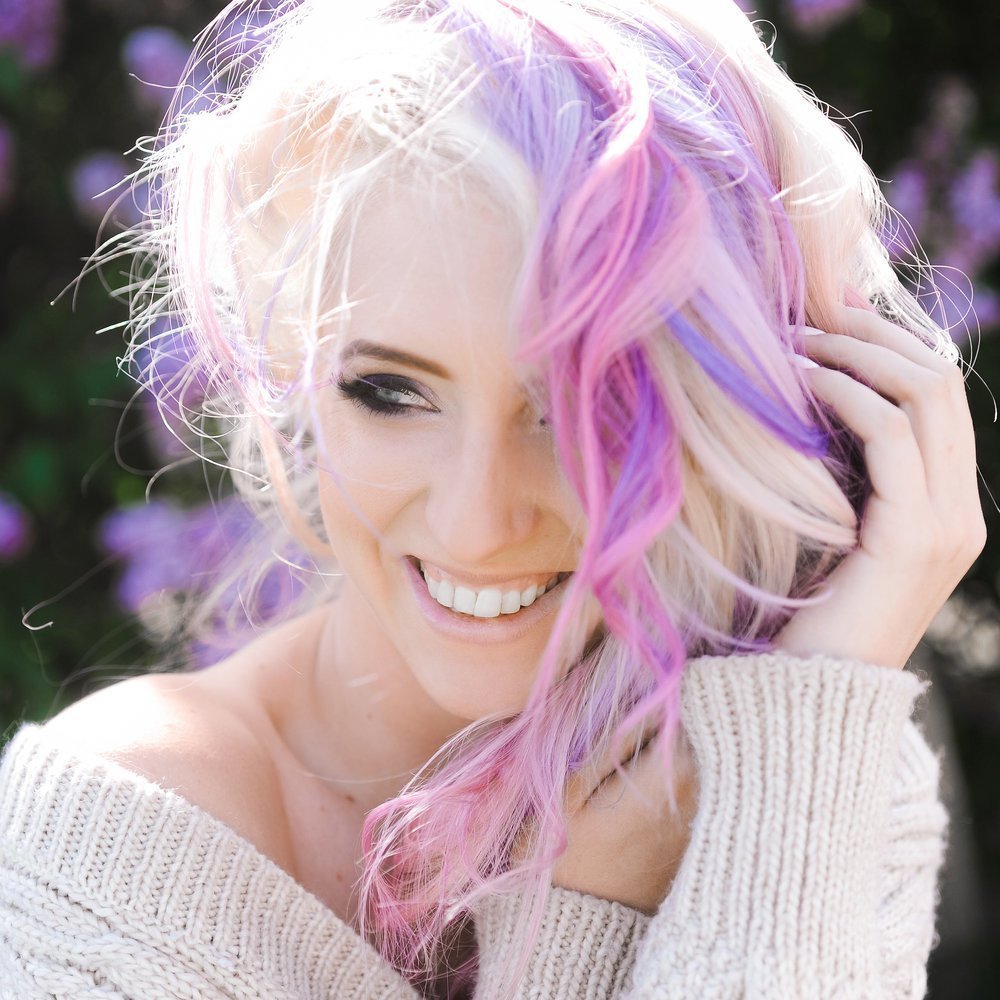 Светлые волосы с фиолетовыми прядями