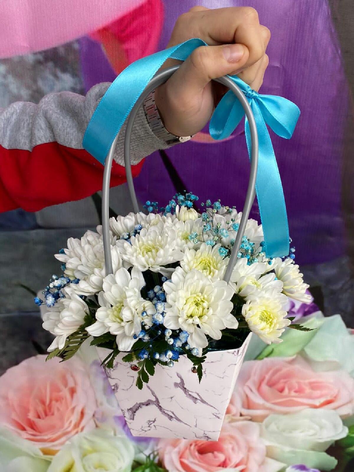 Композиция из цветов в сумочке