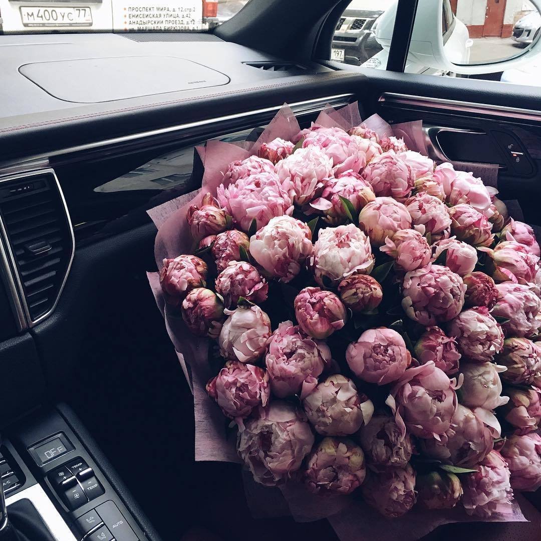Цветы на машине