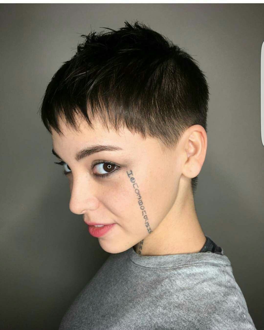 Креативные короткие стрижки брюнеткам