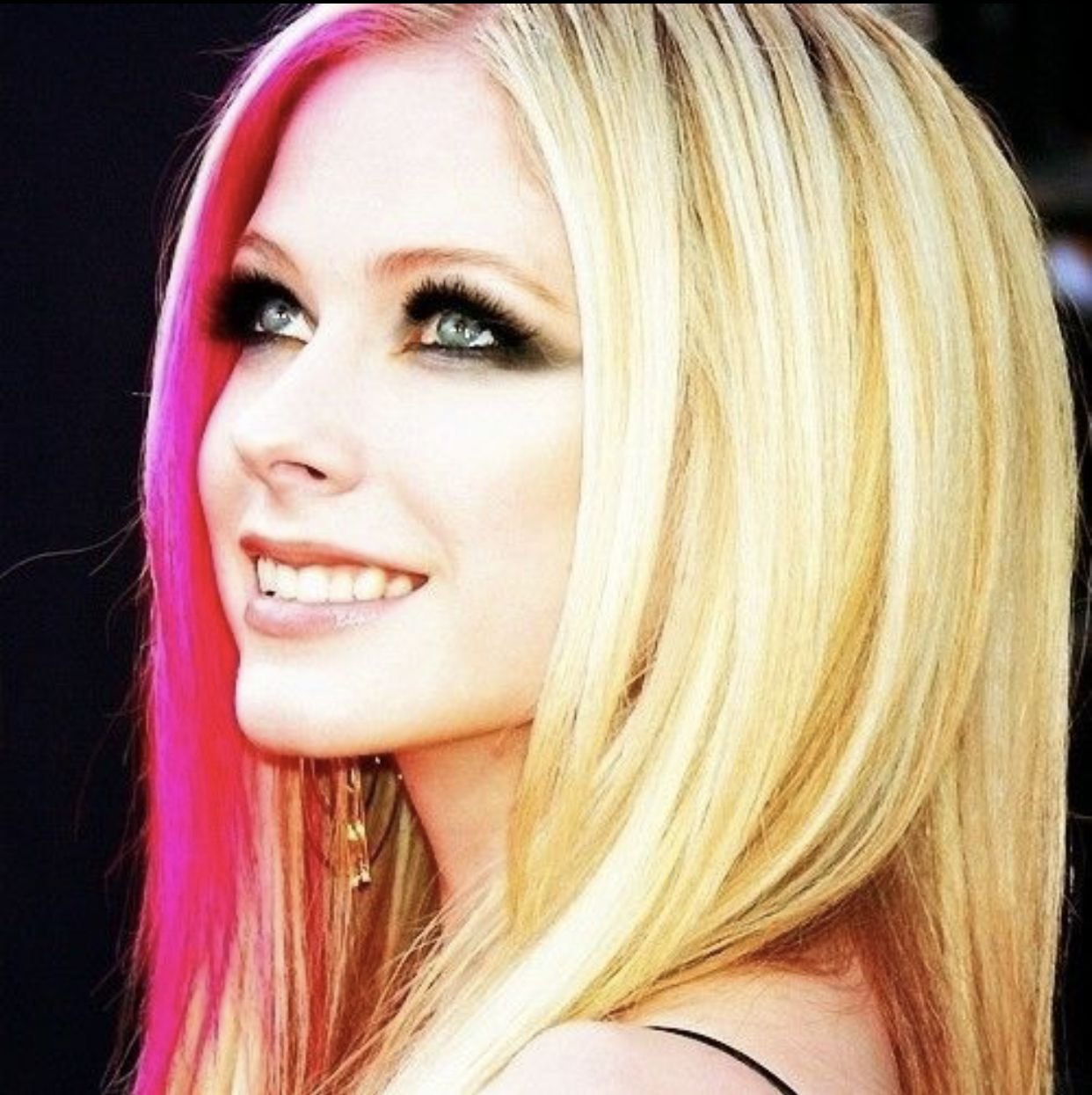 Avril Lavigne с розовыми волосами