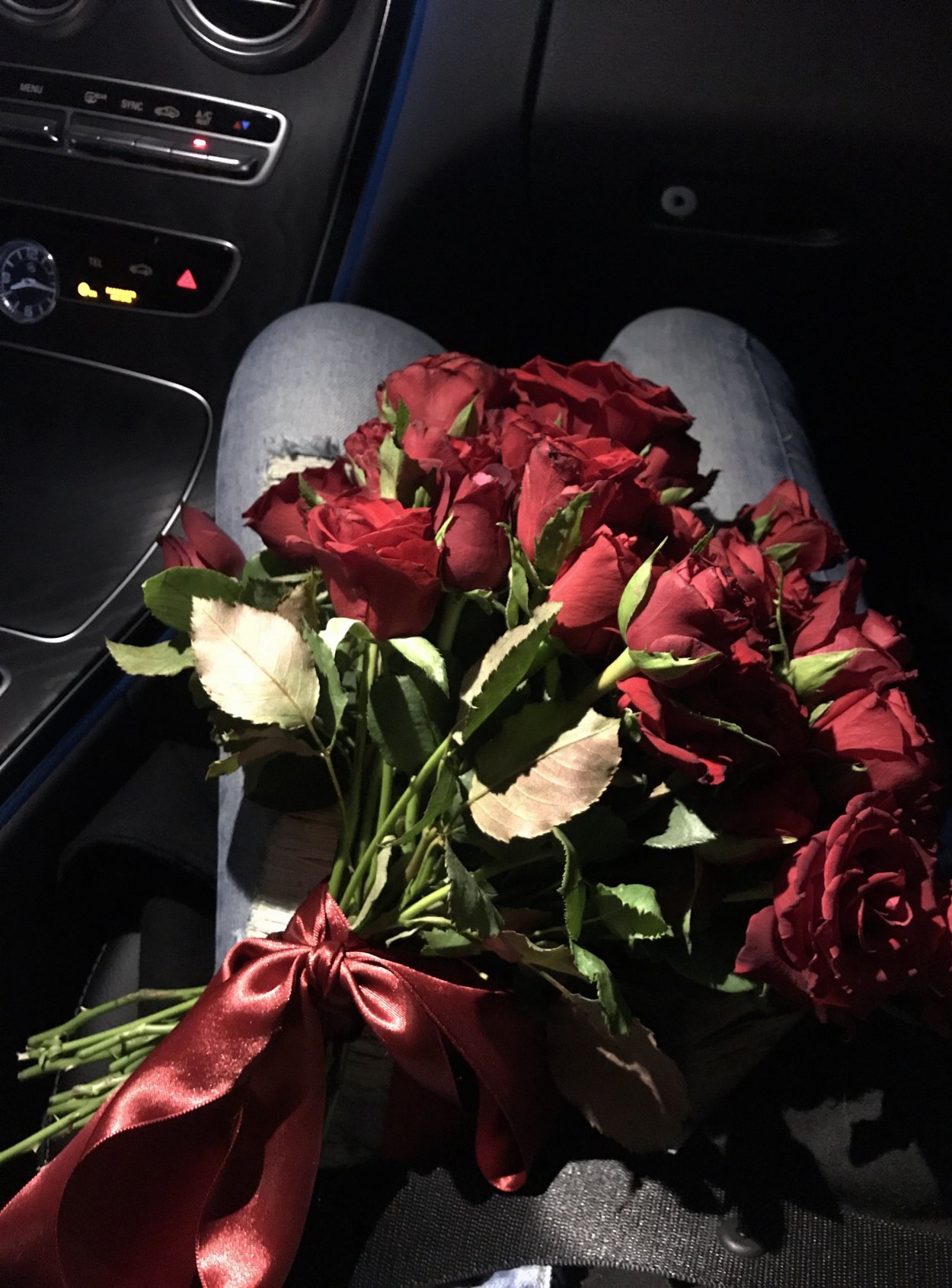 Цветы на коленях в машине