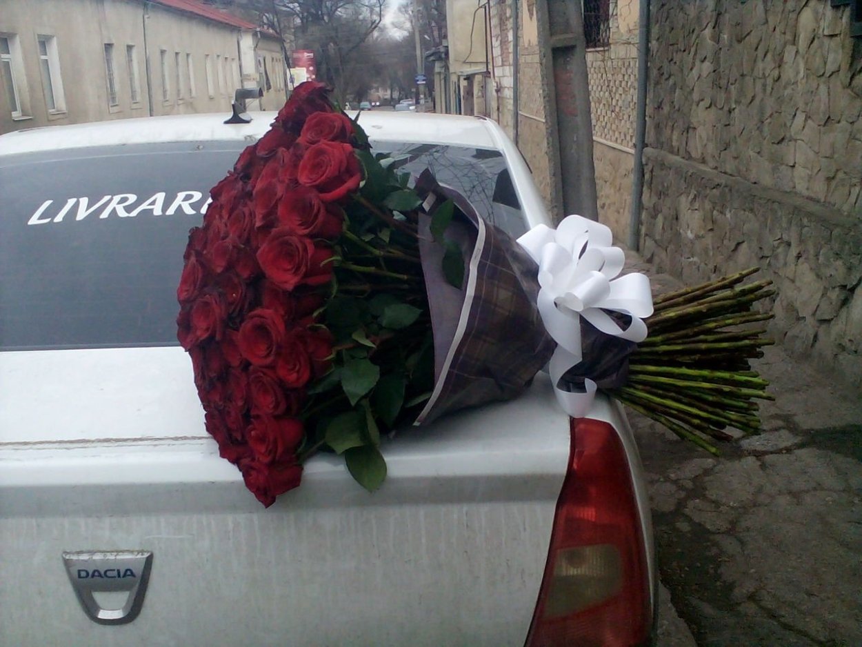 Букет роз на капоте