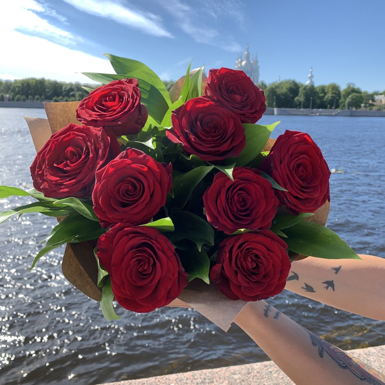 Букет алых роз