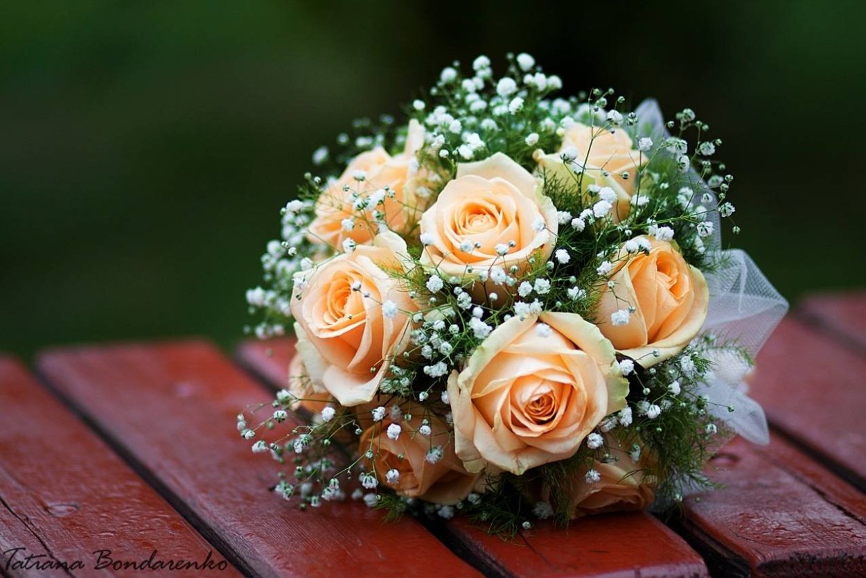 Букет невесты с гипсофилой и розами