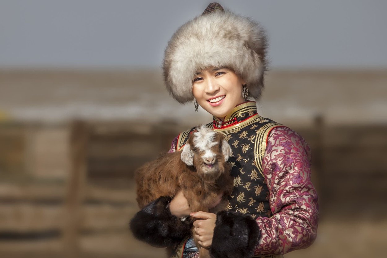 Монгольская красавица в национальном костюме