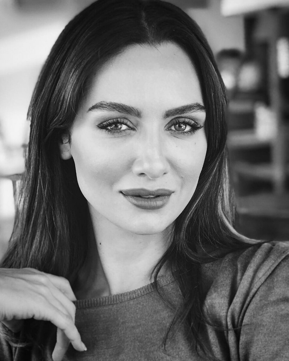Турецкая актриса бирче Акалай
