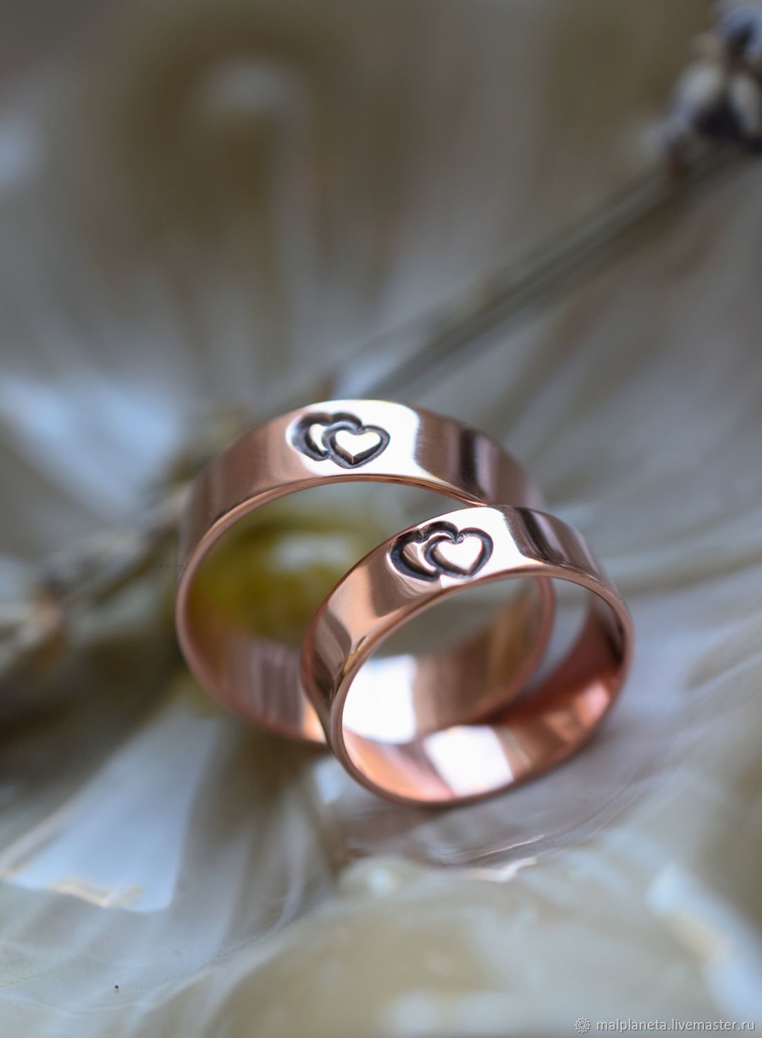 Обручальное кольцо с сердечком