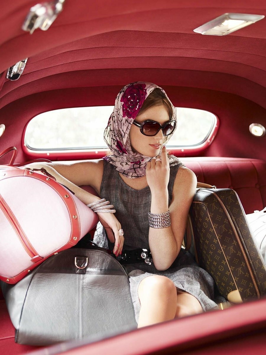 Luxury модель. Луи Виттон шапка женская. Девушка в платке Луи Виттон. Роскошная женщина. Роскошная женщина в автомобиле.