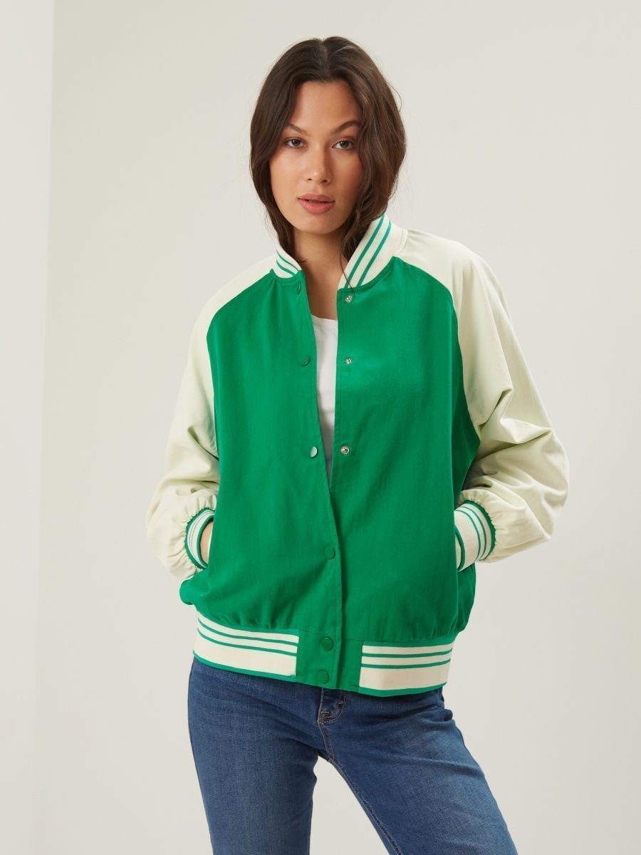Зеленая женская куртка