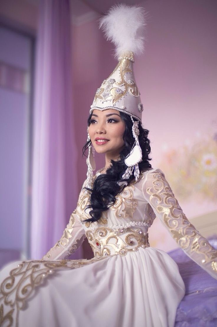 Женская казахская национальная одежда