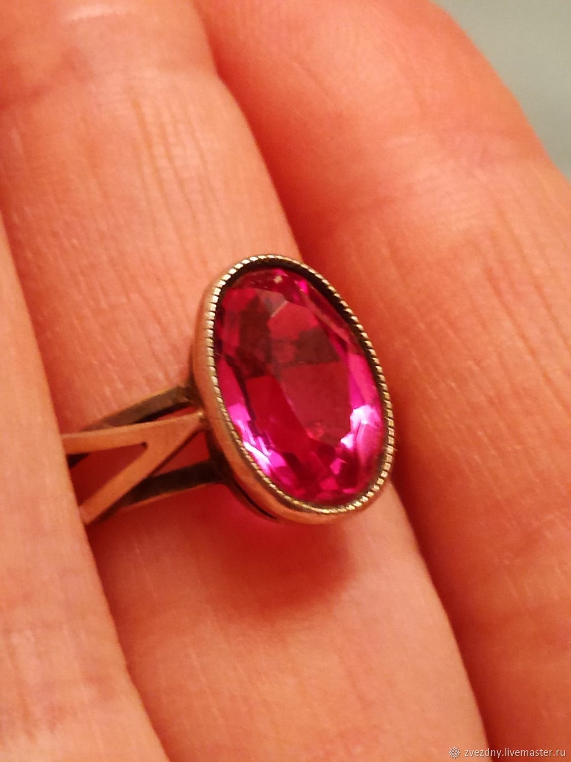 Женское кольцо с рубином